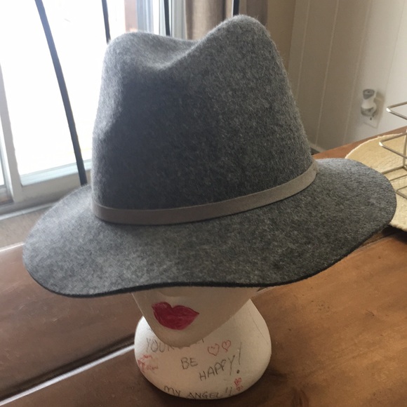 2- felt hats 1- summer floppy hat. $10 each one or all 3 $27 - Picture 2 of 11